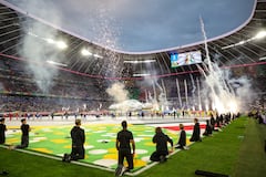 Los asistentes al primer partido de la Eurocopa 2024 disfrutan de los fuegos artificiales previos al partido inaugural.