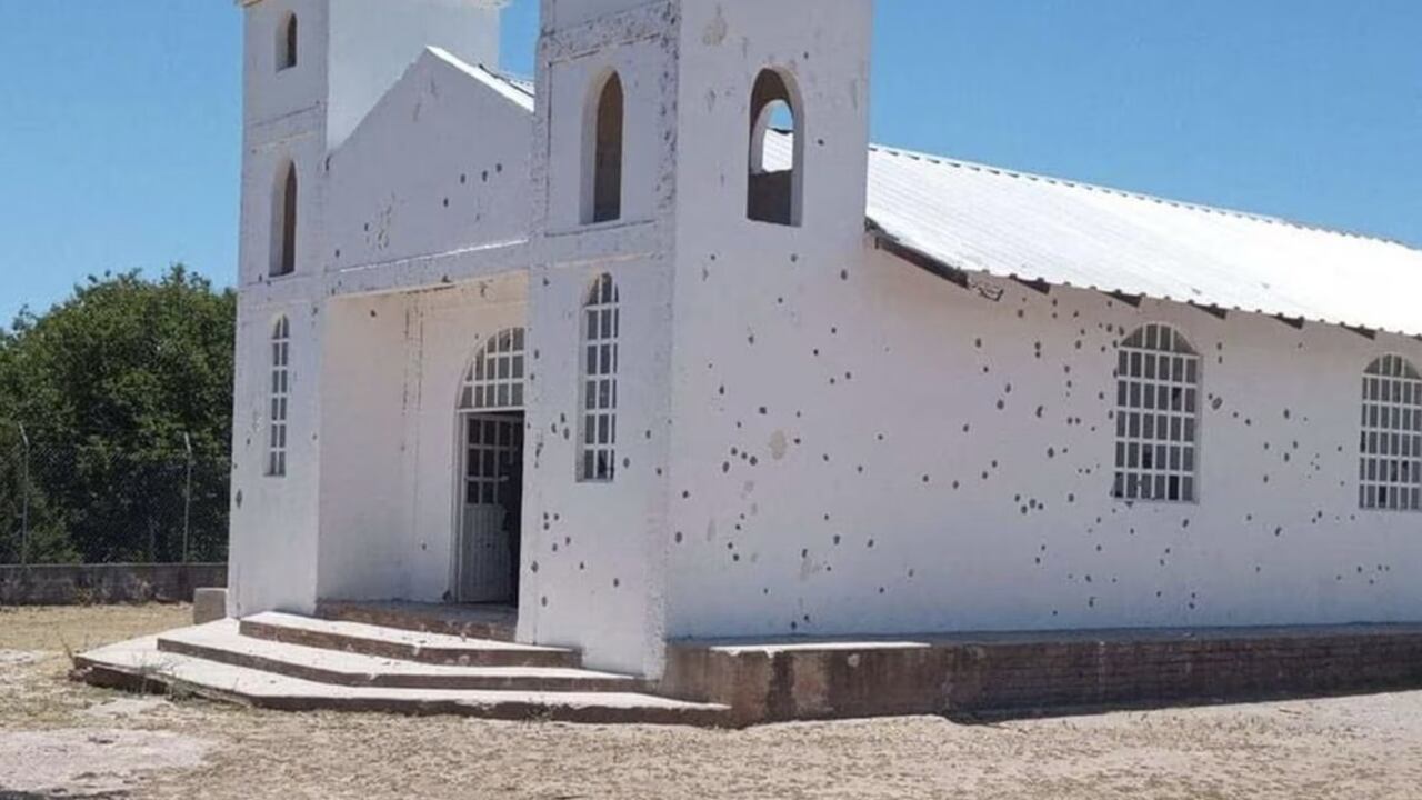 Iglesia en México queda en medio de balacera. Foto: Twitter @DeniseMaerker