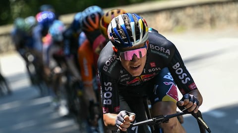 El ciclista luxemburgués del equipo hansgrohe Bob Jungels encabeza una escapada durante la 15ª etapa de la 111ª edición del Tour de Francia.