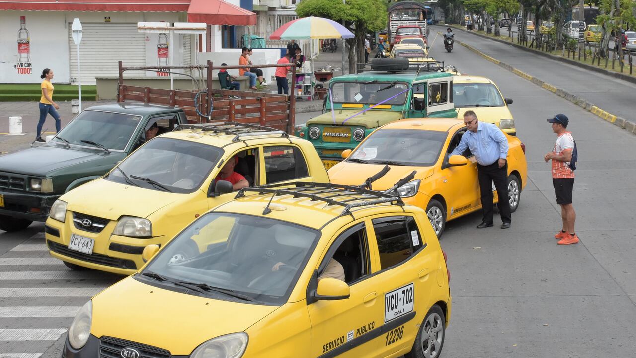 Tras el anuncio de la Empresa Gases de Occidente de la Suspensión del Servicio de Gas Domiciliario, Comercial y Vehícular, Largas filas se pueden observar en la Estación de servicio ubicada en la Cra 15 con Calle 52.