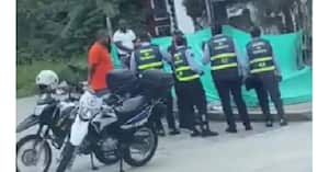El agente de tránsito justificó la medida tras asegurar que el policía tenía la motocicleta parqueada en un lugar indebido.