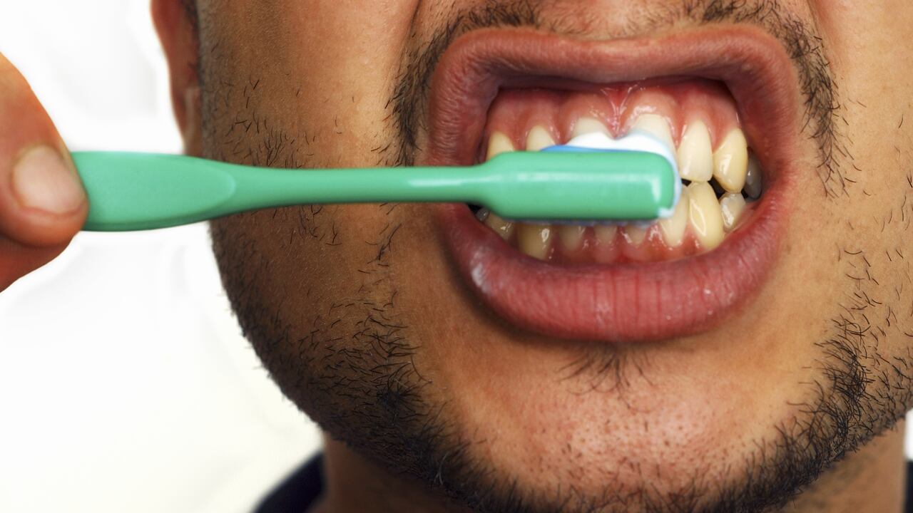 La crema dental ayuda a la prevención de caries.