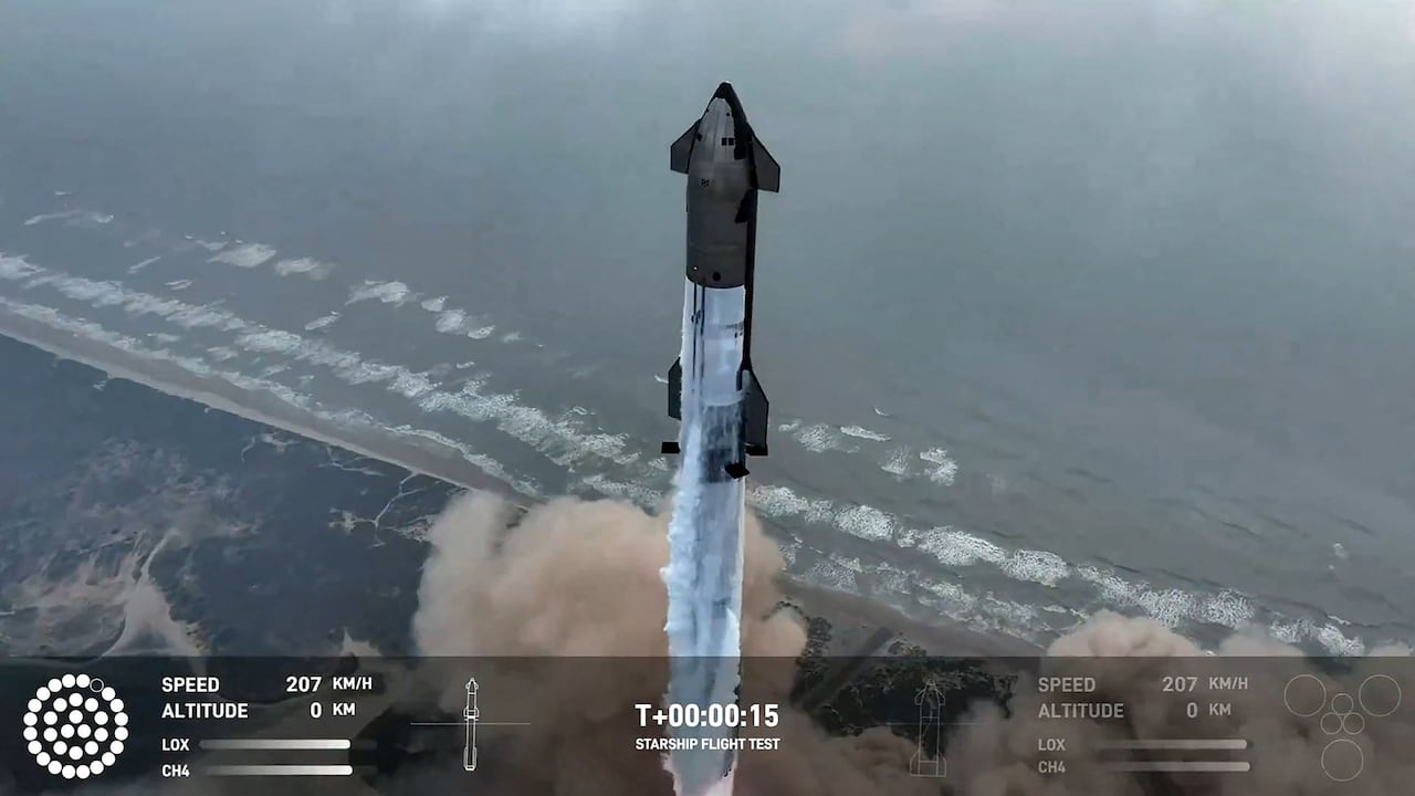 Esta imagen fija tomada de una transmisión de SpaceX muestra el lanzamiento de SpaceX Starship en su cuarta prueba de vuelo desde Starbase en Boca Chica, Texas, el 6 de junio de 2024.
