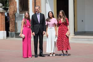 (I-D) La Infanta Sofía, el Rey Felipe, la Reina Letizia y la Princesa Leonor posan a su llegada a la parroquia de la Asunción de Nuestra Señora, a 25 de mayo de 2023, en Madrid (España).
FAMOSOS;CASA REAL;CONFIRMACIÓN
Raúl Terrel / Europa Press
25/5/2023