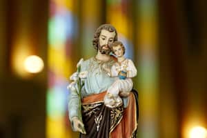 Representación de San José y el Niño Jesús.
