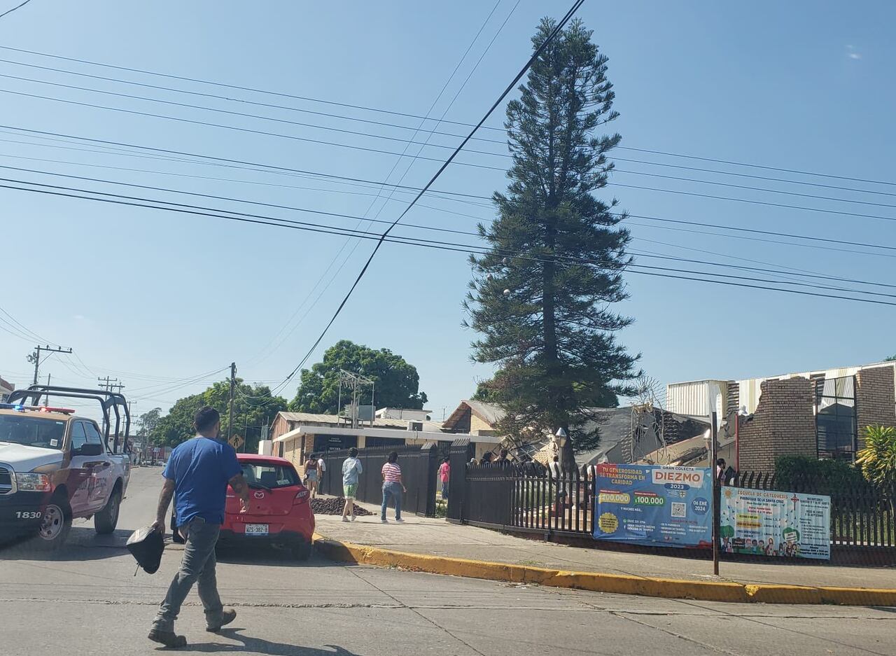 En la iglesia se estaba llevando a cabo un bautizo colectivo donde asistían varias familias