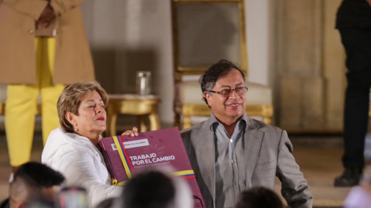 Ministra de Trabajo junto al presidente Petro en un acto simbólico en la Plaza de Nariño, presentando el documento de la Reforma Laboral