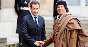 Los investigadores probaron una doble contabilidad que permitió que le inyectaran recursos a la campaña de la reelección de Sarkozy por más de 42,8 millones de euros. La justicia indaga si Muamar el Gadafi le envió 50 millones de euros desde Trípoli en maletas llenas de dinero en efectivo.