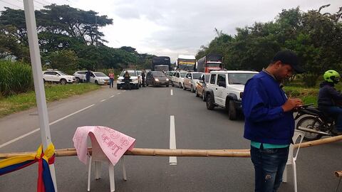 Las comunidades han bloqueado la vía Panamericana a la altura del municipio de Guacarí, Valle del Cauca.