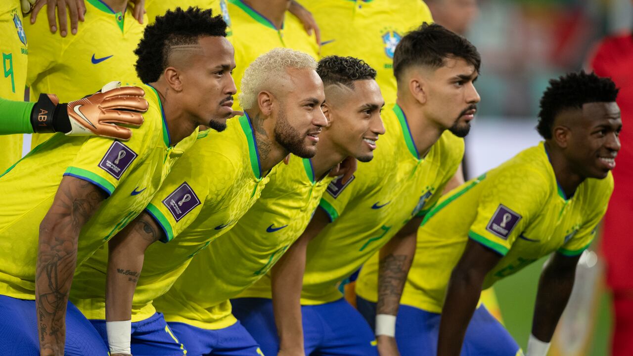 DOHA, QATAR - DECEMBER 05: Eder Militao, Neymar, Raphinha, Lucas Paqueta and Vinicius Junior of Brazil line up ahead of the FIFA World Cup Qatar 2022 Round of 16 match between Brazil and South Korea at Stadium 974 on December 5, 2022 in Doha, Qatar. (Photo by Visionhaus/Getty Images)