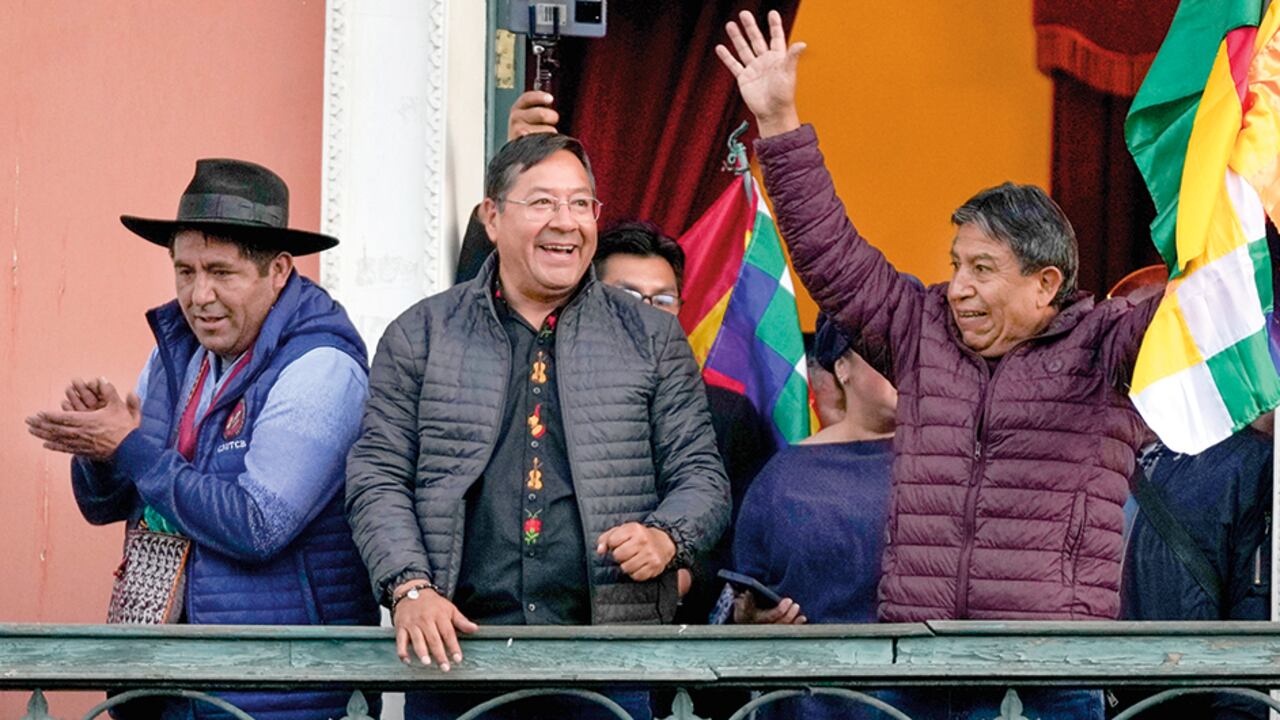  Luis Arce, presidente boliviano, celebrando que la rebelión militar no prosperó.
