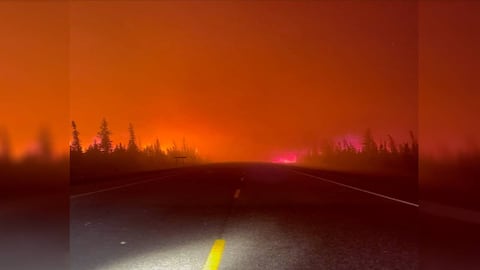 Incendio forestal en Hay River, Canadá. La emergencia ha obligado a evacuaciones masivas.