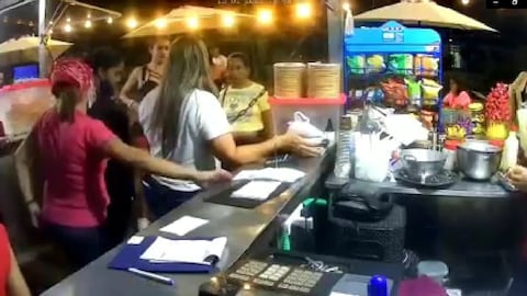 Por una ensalada, varias mujeres protagonizaron fuerte pelea en Buga, Valle.