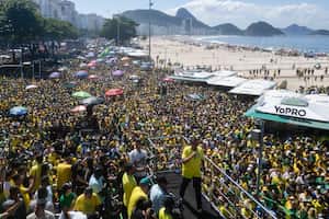 El expresidente de Brasil, Jair Bolsonaro, habla durante una manifestación pidiendo libertad de expresión, impulsada por órdenes judiciales brasileñas de suspender cuentas en la plataforma de redes sociales X, en la playa de Copacabana, Río de Janeiro, Brasil, el domingo 21 de abril de 2024.