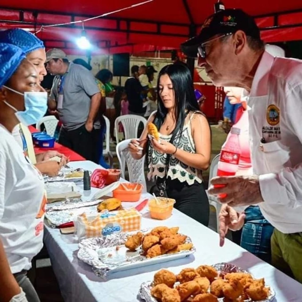 William Dau, alcalde de Cartagena en el Festival del Frito Pozonero