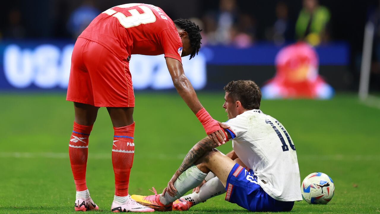 Michael Murillo de Panamá controla a Christian Pulisic de Estados Unidos durante el partido del Grupo C de la CONMEBOL Copa América USA 2024 entre Panamá y Estados Unidos en el Mercedes-Benz Stadium el 27 de junio de 2024 en Atlanta, Georgia.