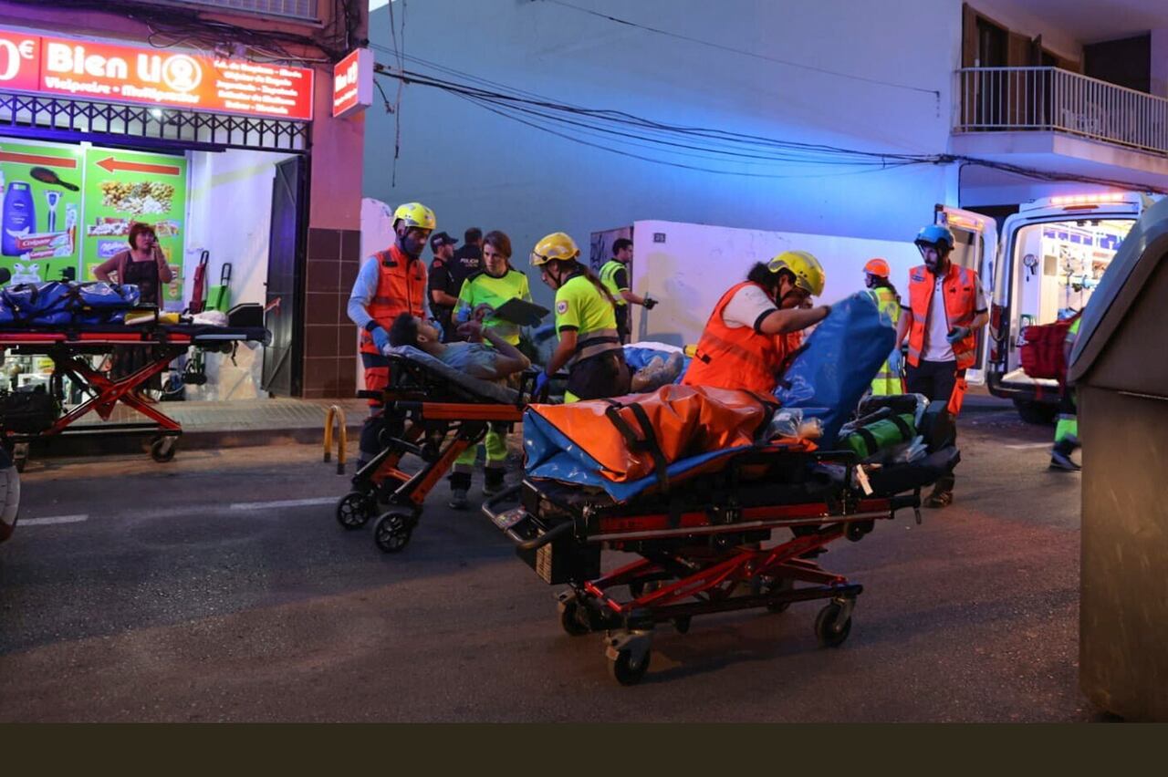 Los médicos sacan a los heridos de un edificio que se derrumbó en Palma de Mallorca, España, el jueves 23 de mayo de 2024. Las autoridades de emergencia españolas dicen que cuatro personas murieron y 21 más resultaron heridas cuando un edificio se derrumbó en la isla de Mallorca.