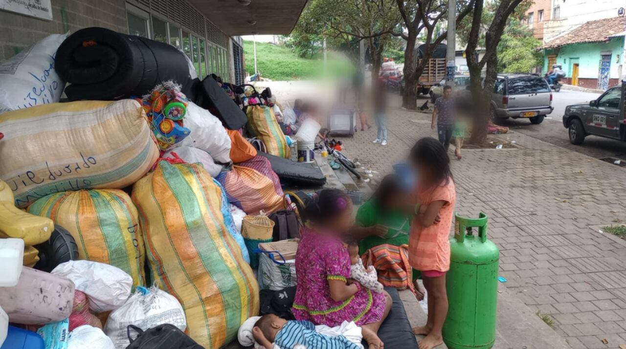 Indígenas en Medellín a las afueras de un colegio.