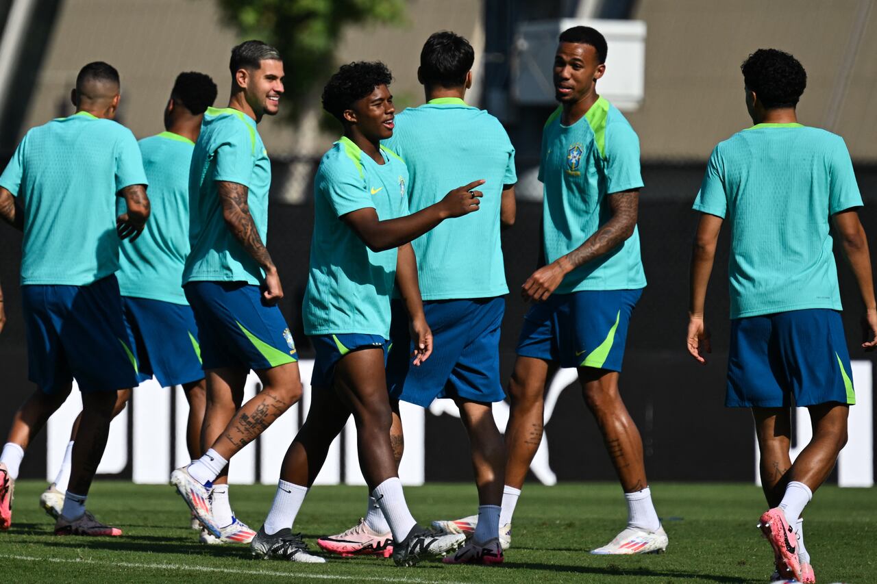 Brazil's forward #09 Endrick (C) takes part in a training session one day before the Conmebol 2024 Copa America tournament group D football match between Brazil and Costa Rica at Drake Stadium on the University of California, Los Angeles (UCLA) campus in Los Angeles, on June 23, 2024. (Photo by Patrick T. Fallon / AFP)