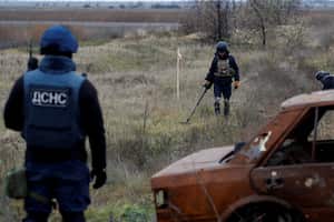 FILE PHOTO: Ukrainian mine experts scan for unexploded ordnance and landmines by the main road to Kherson, Ukraine November 16, 2022. REUTERS/Murad Sezer/File Photo