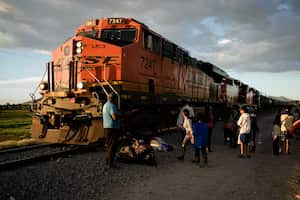 Migrantes ven pasar un tren mientras esperan a lo largo de las vías con la esperanza de subir a un tren de carga que vaya hacia el norte, uno que se detenga el tiempo suficiente para que puedan subirse, el 19 de septiembre de 2023, en Huehuetoca, México. (AP Foto/Eduardo Verdugo)
