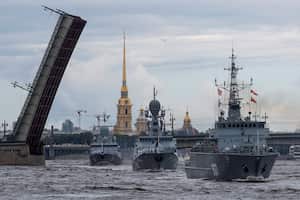 Los buques de guerra rusos, incluido el barco dragaminas ruso Alexander Obukhov, navegan durante un desfile que conmemora el Día de la Marina en San Petersburgo, Rusia, el 31 de julio de 2022. Foto REUTERS/Anton Vaganov