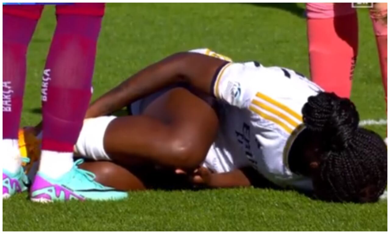 Linda Caicedo, salió lesionada del partido con el Barcelona de España