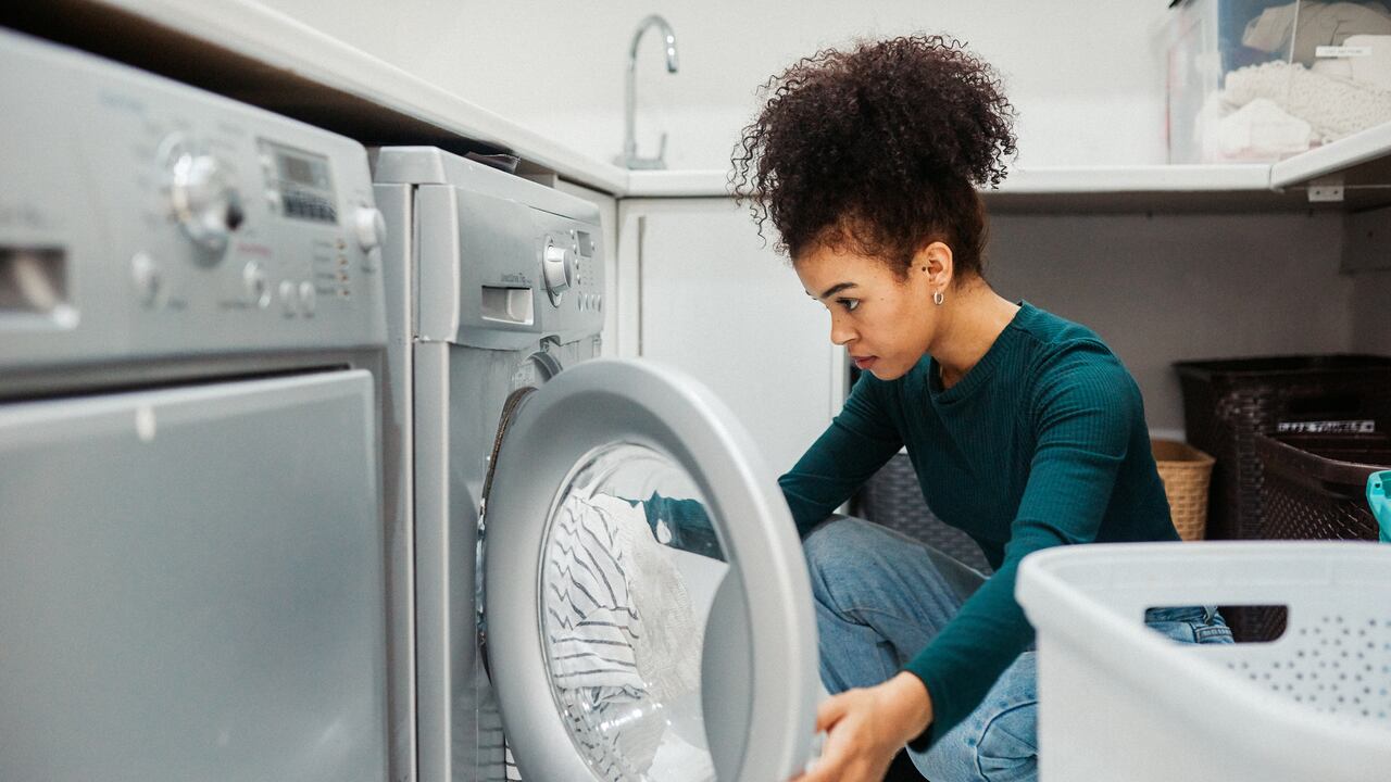 La acumulación de residuos en su lavadora puede afectar tanto su rendimiento como su longevidad. Descubra cuántas veces al año debe limpiarla para evitar problemas.