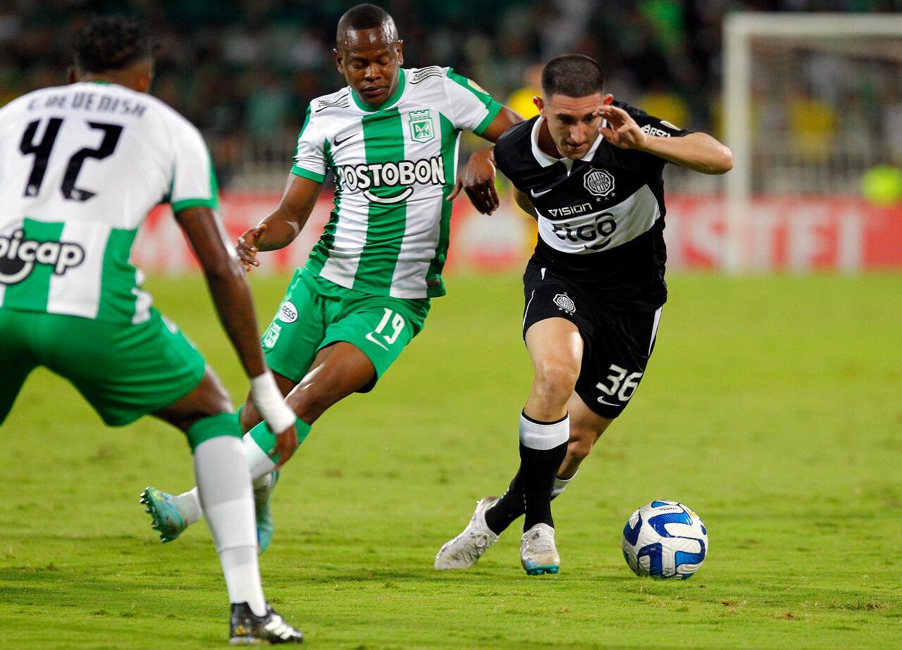 El defensa argentino del Olimpia, Facundo Zabala (derecha), y el mediocampista del Atlético Nacional, Yerson Candelo, compiten por el balón durante el partido de ida de la fase de grupos de la Copa Libertadores entre el Atlético Nacional y el Olimpia, en el estadio Atanasio Girardot de Medellín, Colombia, el 2 de mayo de 2023.