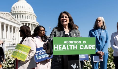 La representante demócrata de la Cámara de Estados Unidos Diana DeGette, pidiendo que el aborto para las exmiliares siga siendo legal.