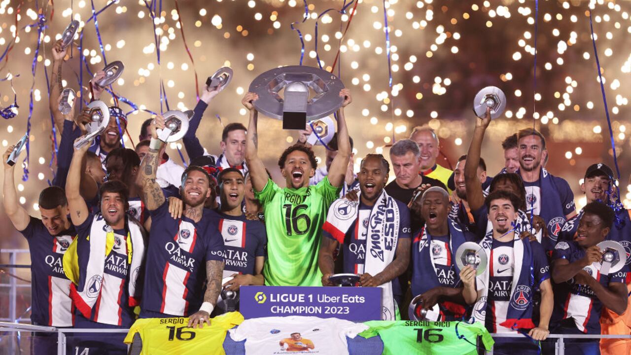 Marquinhos levanta el trofeo de la Ligue 1 vistiendo la camiseta de Sergio Rico.