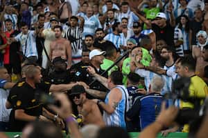 Los fanáticos de Argentina se enfrentan a la policía brasileña antes del inicio del partido de fútbol de clasificación sudamericano para la Copa Mundial de la FIFA 2026 entre Brasil y Argentina en el estadio Maracaná de Río de Janeiro, Brasil, el 21 de noviembre de 2023