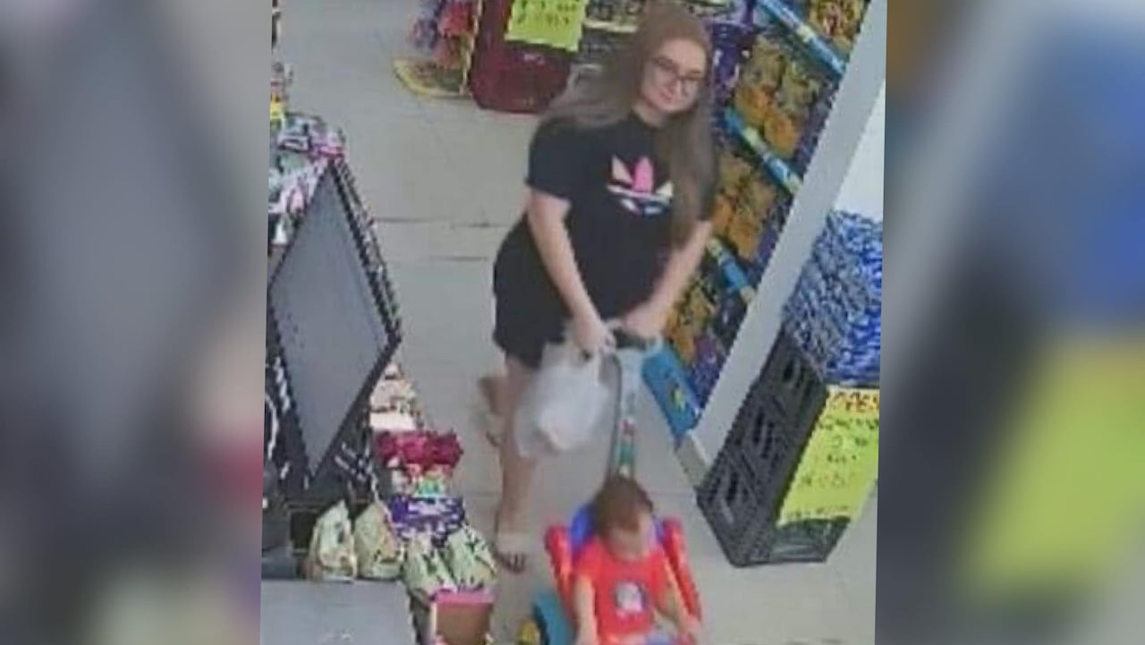 Aquí se observa a la víctima junto con su bebé adentro del supermercado.