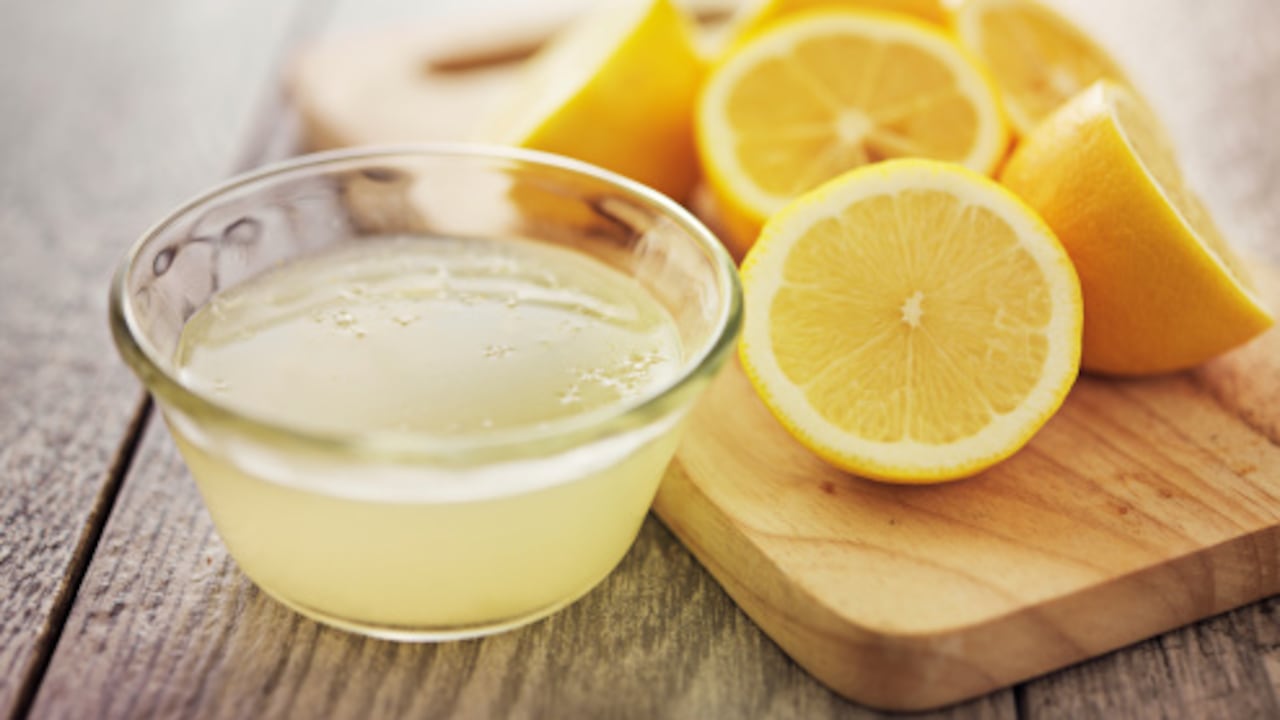 Por la presencia de vitamina C, consumir agua con limón, es un remedio casero que puede resultar eficaz para los casos de resfriados y faringitis.
