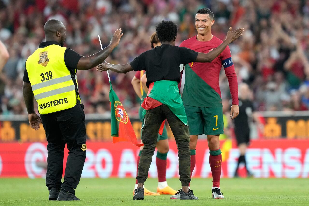 Aficionado invadió el campo para abrazar a Cristiano Ronaldo.