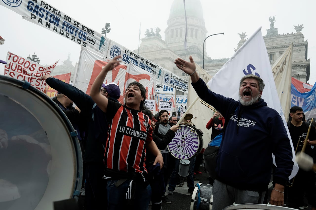 Manifestantes antigubernamentales se manifiestan frente al Congreso donde los legisladores debaten un proyecto de ley de reforma promovido por el presidente argentino Javier Milei en Buenos Aires, Argentina, el miércoles 12 de junio de 2024.