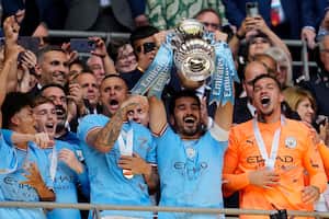 Ilkay Gundogan del Manchester City levanta el trofeo después de que su equipo ganó la final de la Copa FA al superar al Manchester United en la final en el Estadio de Wembley el sábado 3 de junio del 2023. (AP Foto/Jon Super)