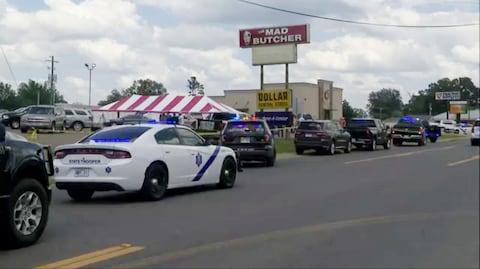 La policía responde a la escena de un tiroteo el viernes 21 de junio de 2024 en Fordyce, Arkansas. La policía estatal de Arkansas dice que al menos dos personas murieron y ocho resultaron heridas en un tiroteo que ocurrió en una tienda de comestibles en el sur de Arkansas.