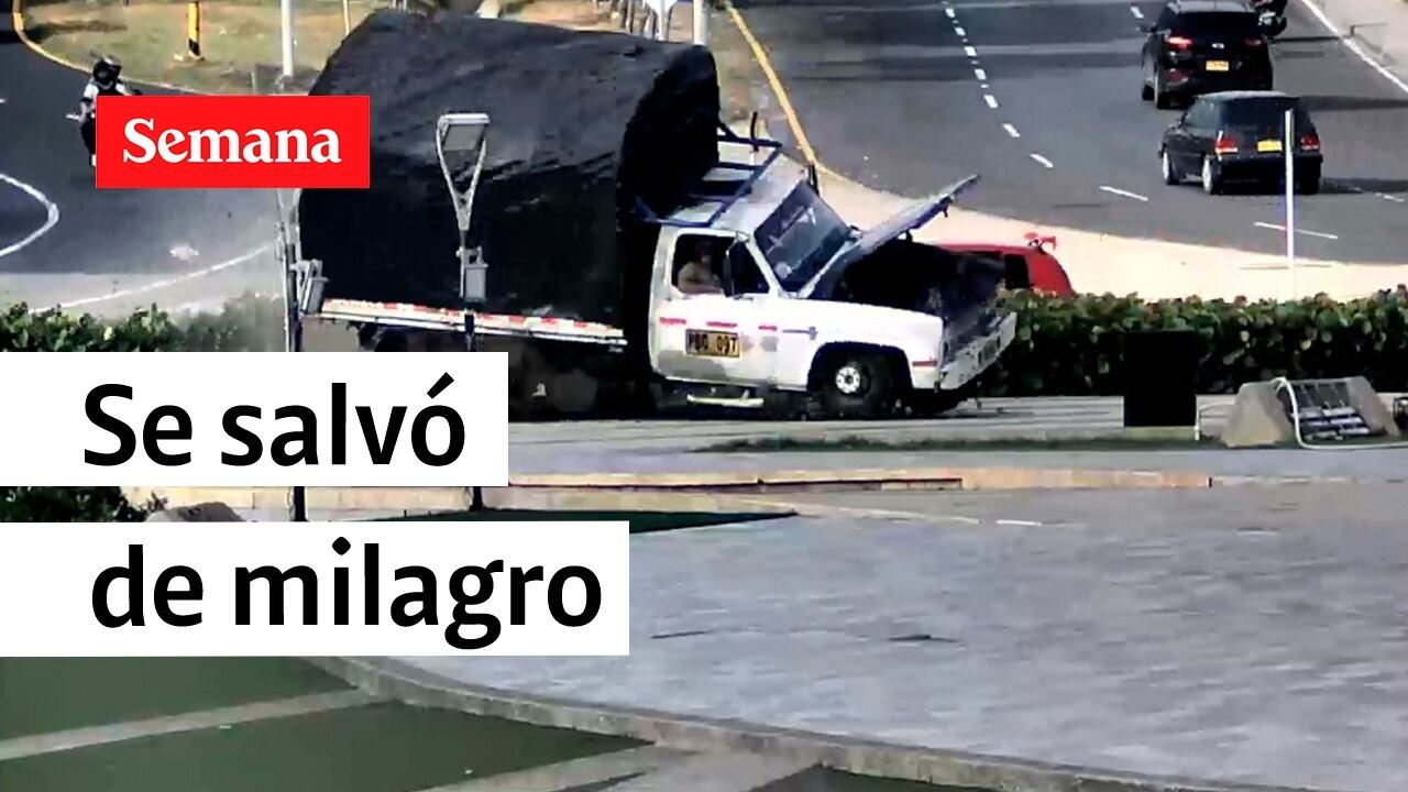 Un vehículo tipo camión choca contra el reconocido  monumento “La Ventana del Mundo”  en Barranquilla.