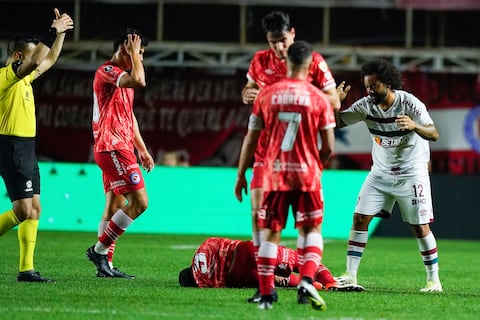 Marcelo lamentando la gravedad de la lesión de Luciano Sanchez.