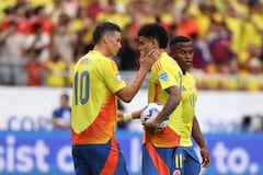 GLENDALE, ARIZONA - JUNE 28: Luis Diaz (R) and James Rodriguez of Colombia talk before taking a penalty kick during the CONMEBOL Copa America 2024 Group D match between Colombia and Costa Rica at State Farm Stadium on June 28, 2024 in Glendale, Arizona. (Photo by Chris Coduto/Getty Images)