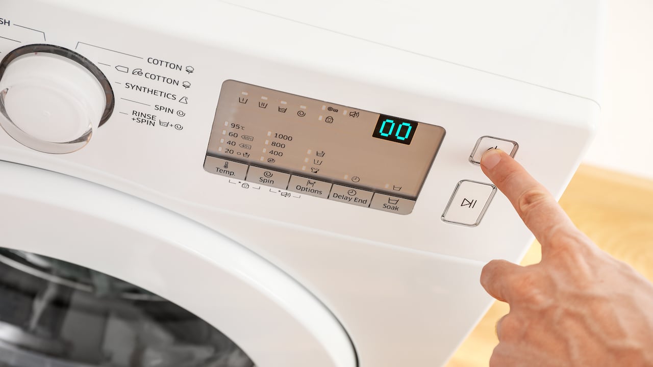 La lavadora es un electrodoméstico indispensable en el lugar.
