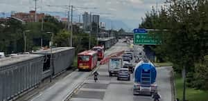 Las maletas son esos separadores naranjas que amplían la troncal de TransMilenio y reducen los carriles para particulares.