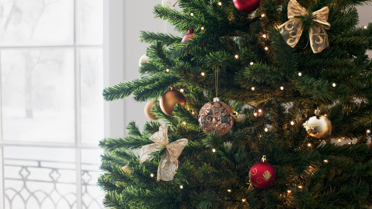 Hay ciertos objetos que pueden traer mala suerte si se colocan en el árbol de Navidad.