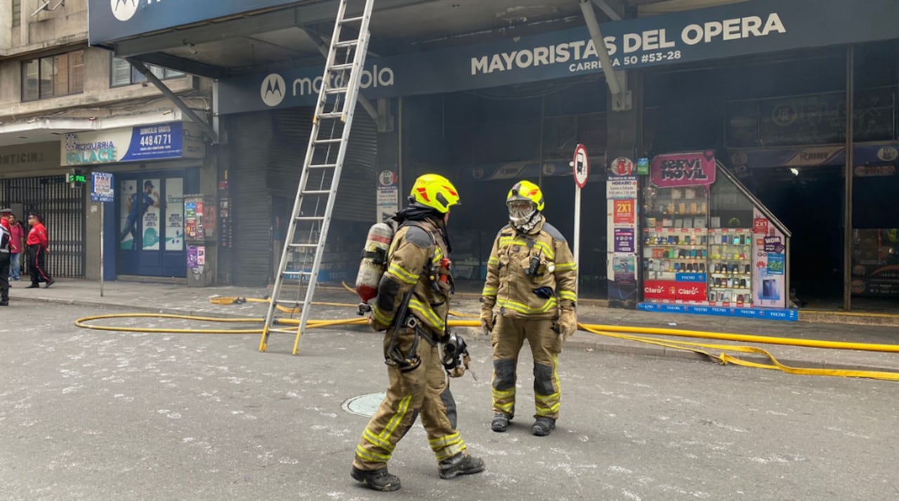 Atención de incendio en el centro comercial Ópera de Medellín.