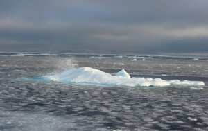 Trozos de hielo en el Pasaje del Noroeste cerca del CCGS Amundsen, un rompehielos de investigación canadiense que navega en el Alto Ártico canadiense. FOTO AFP 
Trozos de hielo en el Pasaje del Noroeste cerca del CCGS Amundsen, un rompehielos de investigación canadiense que navega en el Alto Ártico canadiense. FOTO AFP