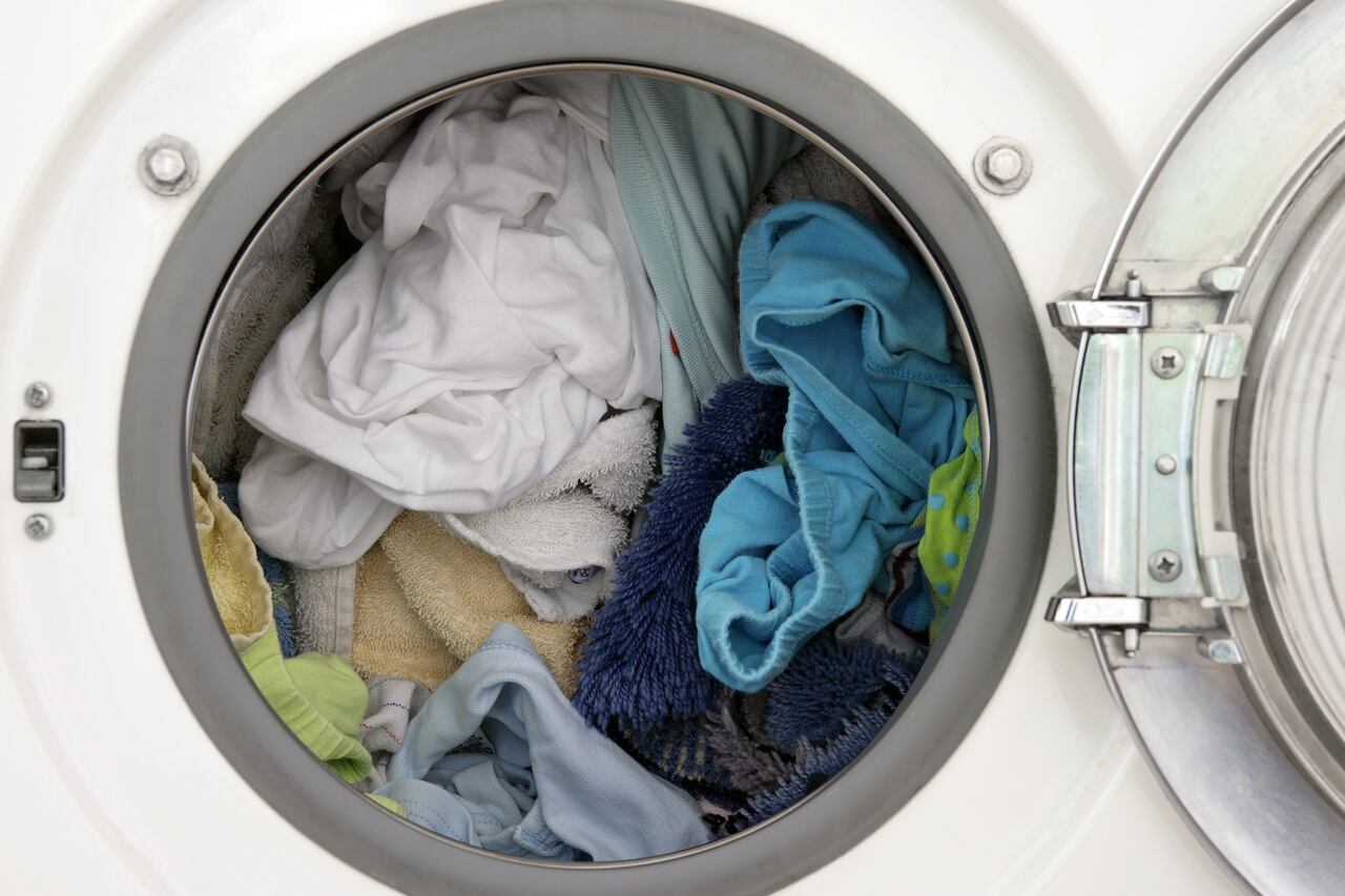 La sobrecarga de la lavadora puede afectar significativamente la calidad del lavado y el estado de la ropa, según expertos en el campo.
