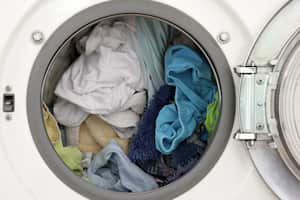 Se señalan los peligros ocultos de llenar excesivamente la lavadora y se ofrecen consejos para prevenirlos.