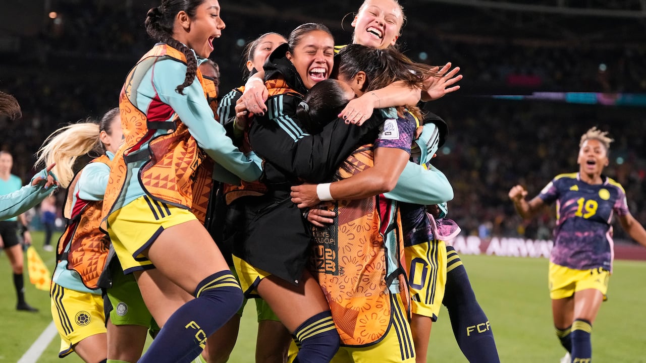 Leicy Santos de Colombia es celebrada por su equipo después de marcar el primer gol durante el partido de cuartos de final de la Copa Mundial Femenina de fútbol entre Inglaterra y Colombia en el Estadio Australia en Sydney, Australia, el sábado 12 de agosto de 2023. (Foto AP/Mark Baker)