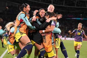 Leicy Santos de Colombia es celebrada por su equipo después de marcar el primer gol durante el partido de cuartos de final de la Copa Mundial Femenina de fútbol entre Inglaterra y Colombia en el Estadio Australia en Sydney, Australia, el sábado 12 de agosto de 2023. (Foto AP/Mark Baker)